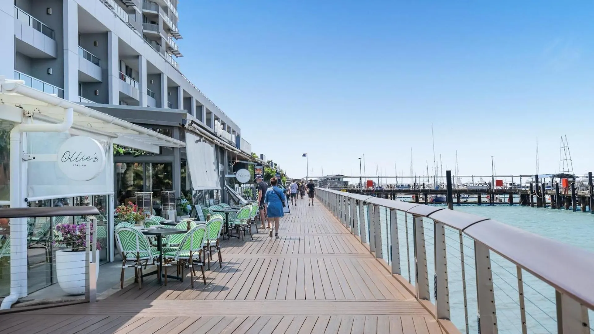 Belle Escapes 703 Harbour Lights Cairns Apartment With Water Views 0*,  Australien